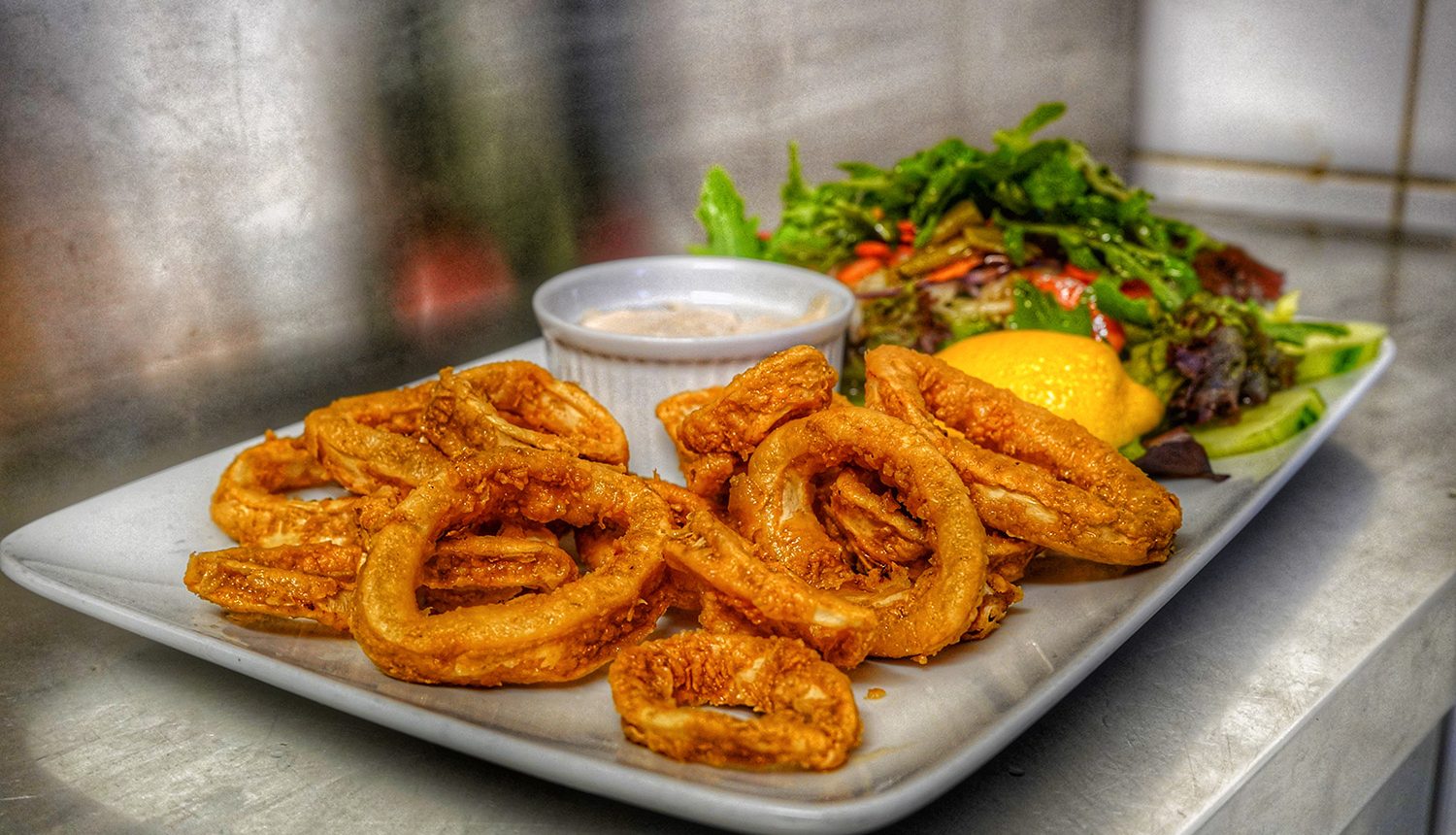 Calamari Fritti, klassisch italienische Vorspeise – knusprig und zart im Restaurant Fedula