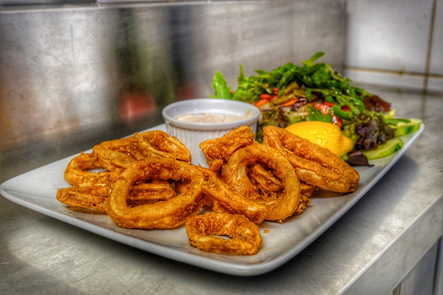 Calamari Fritti, klassisch italienische Vorspeise – knusprig und zart im Restaurant Fedula