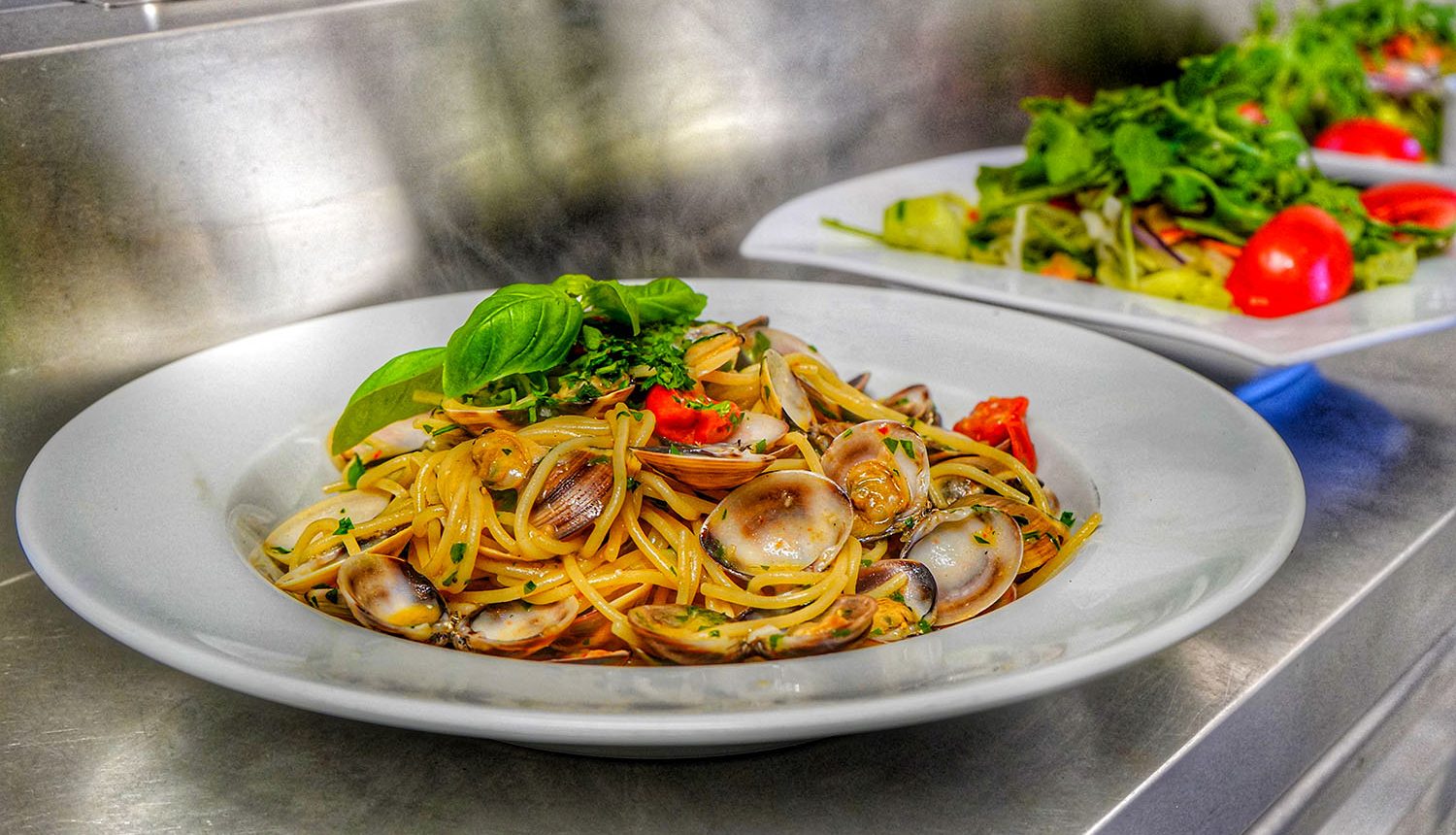 Spaghetti alle Vongole – authentische italienische Pasta mit frischen Vongole-Muscheln im Restaurant Fedula