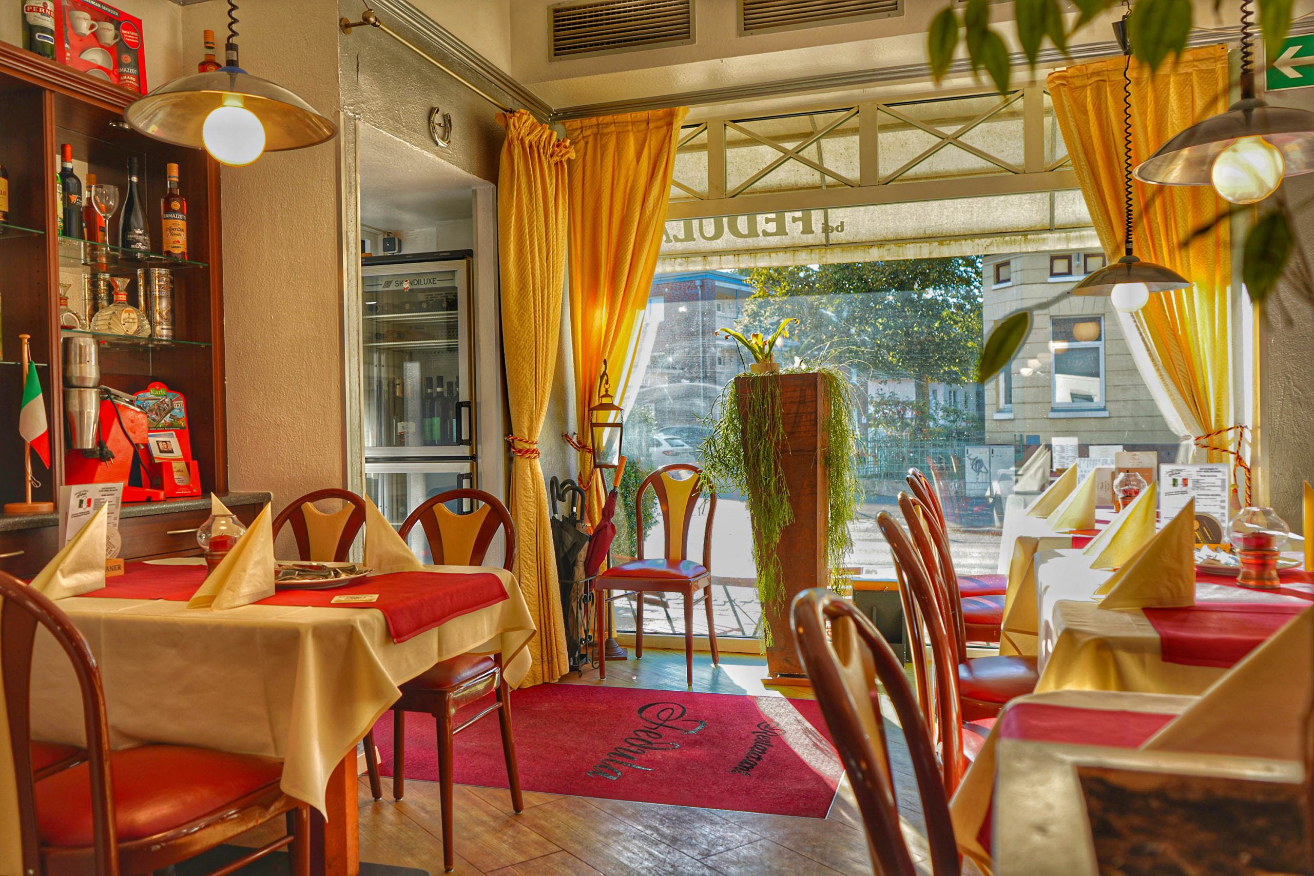 Gedimmte Beleuchtung am Eingang des Restaurant Fedula mit Kurhausstraße-Ausblick in Bad Segeberg