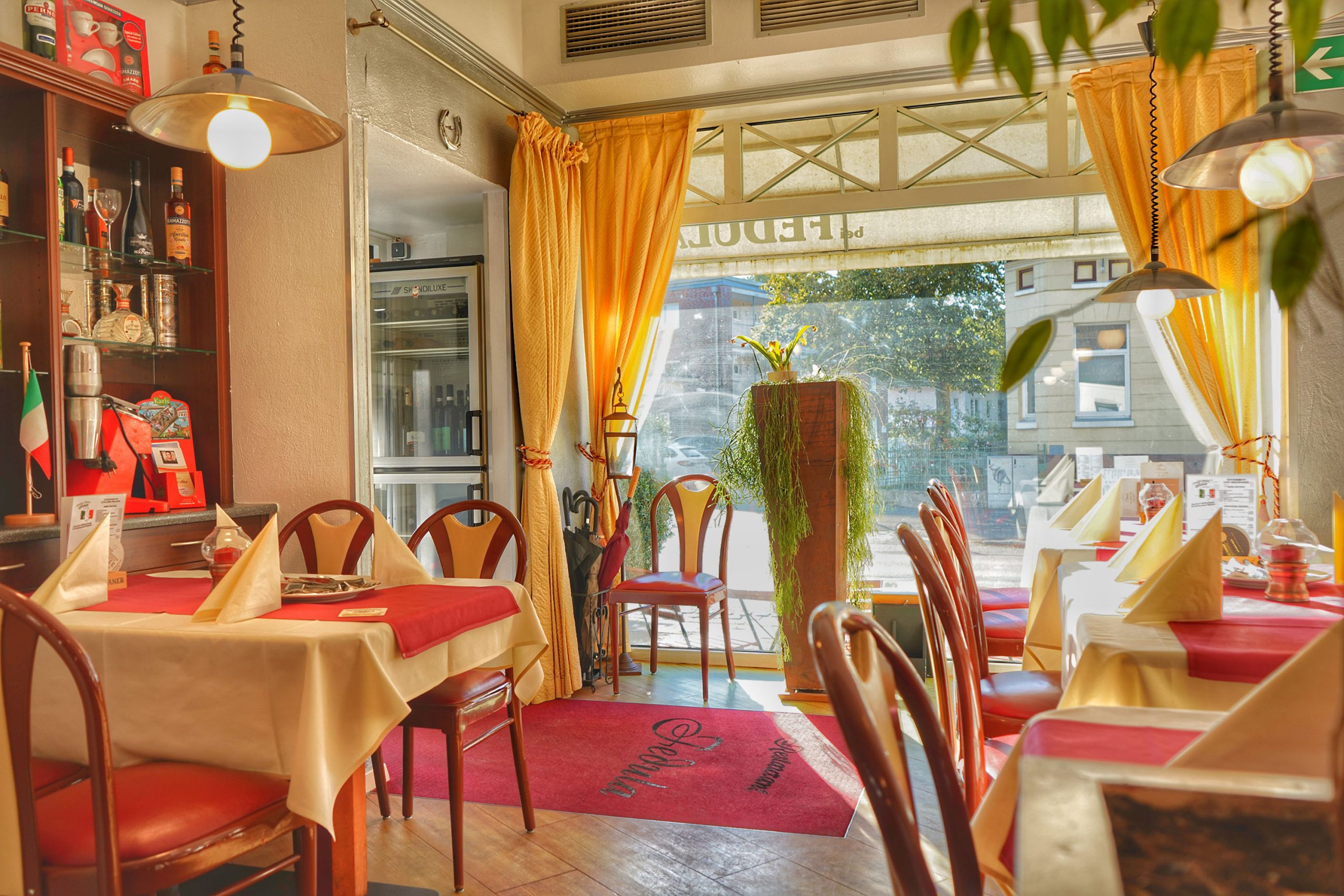 Innenbereich des Restaurant Fedula am Eingang mit Blick auf die Kurhausstraße in Bad Segeberg