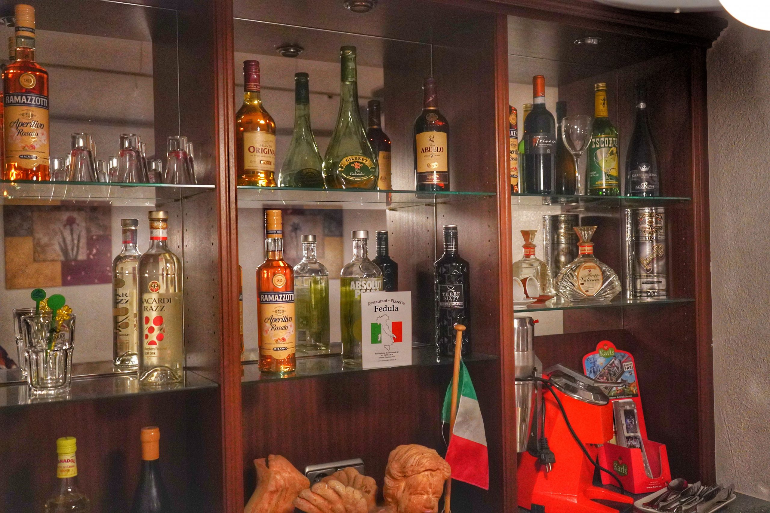 Weinvitrine am Eingang des Restaurant Fedula – Elegante Präsentation von Weinen