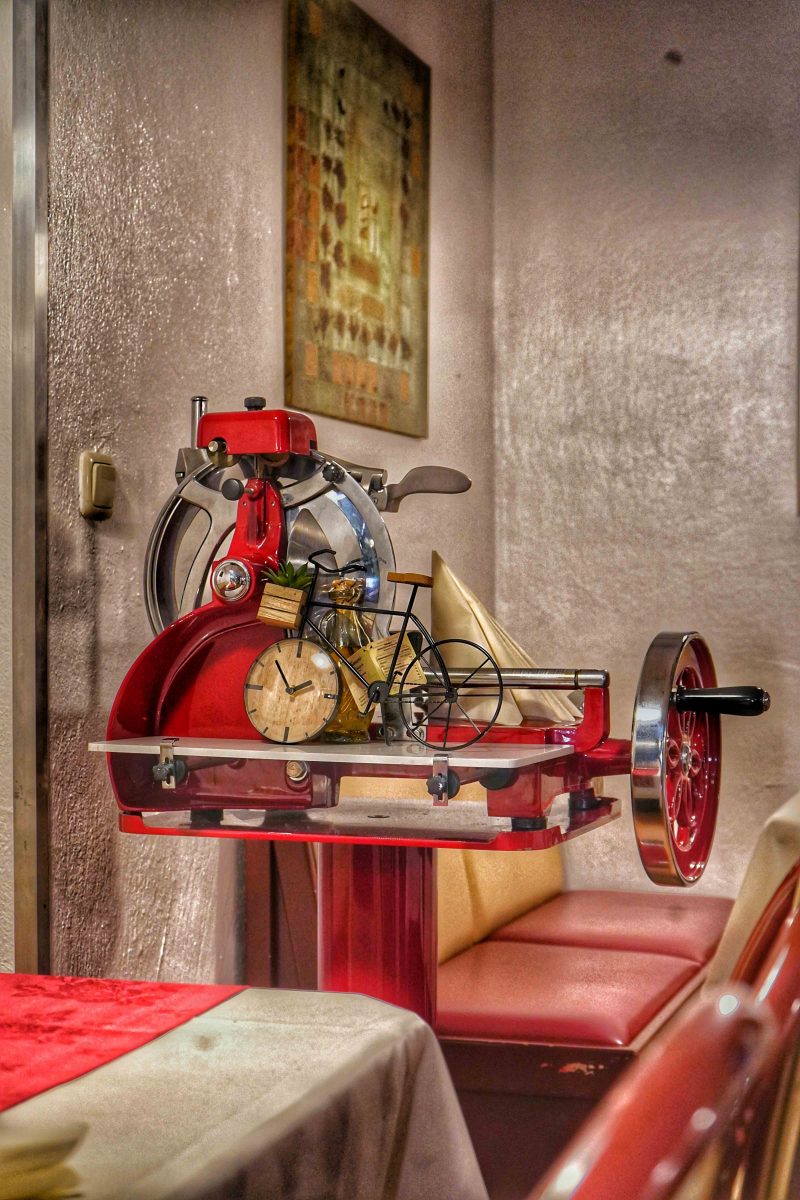 Restaurant Fedula in Bad Segeberg – Dekorative, traditionelle Handschneidemaschine im Innenbereich