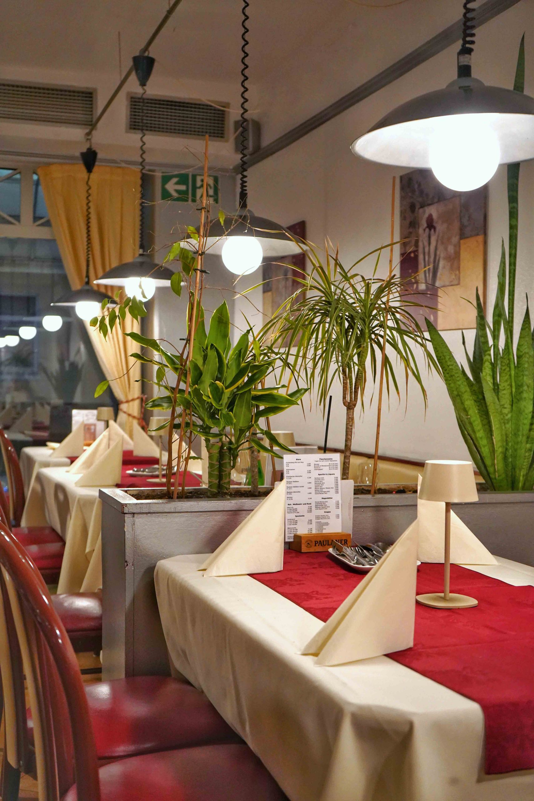 Stimmungsvolles Innenambiente des Restaurants Fedula in Bad Segeberg am Abend.