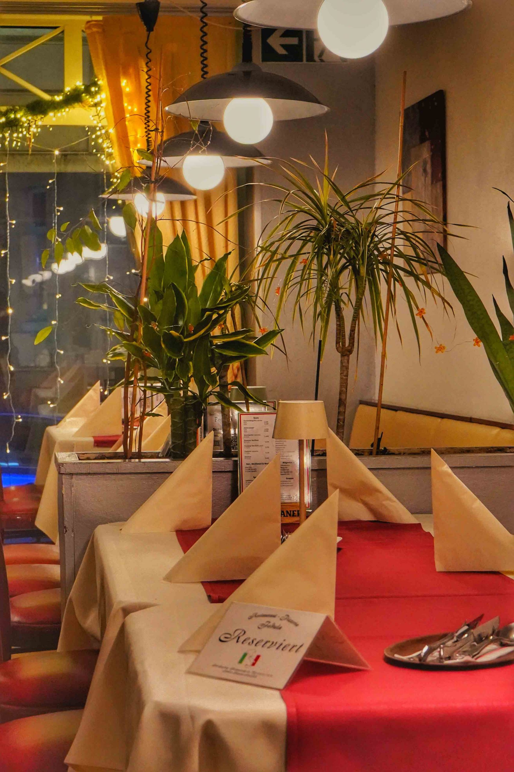 Eleganter Tisch im Restaurant Fedula in Bad Segeberg, bereit für Gäste.